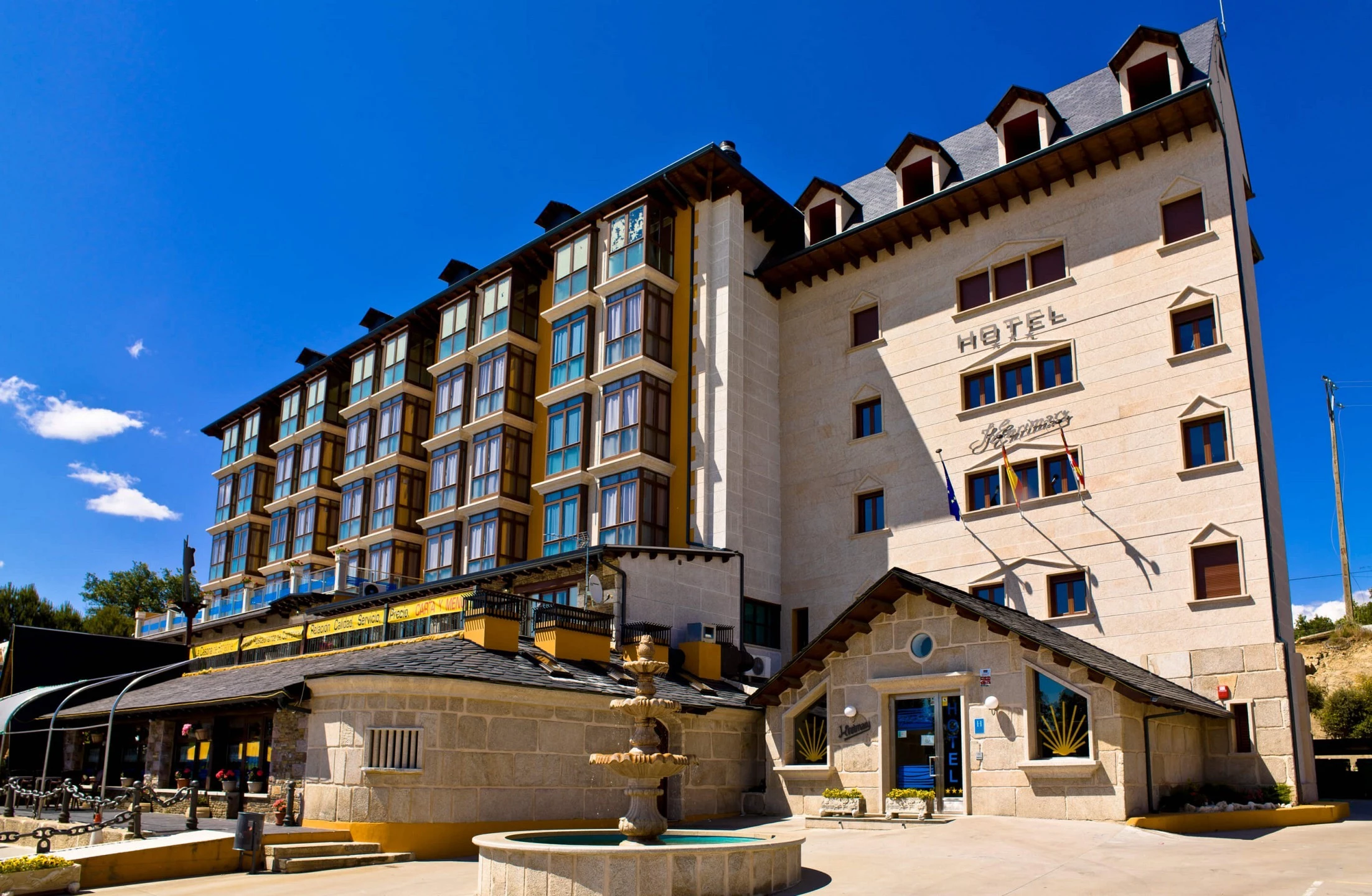 Fachada de día del hotel