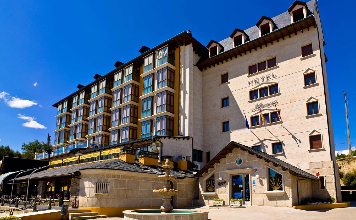 Fachada de día del hotel