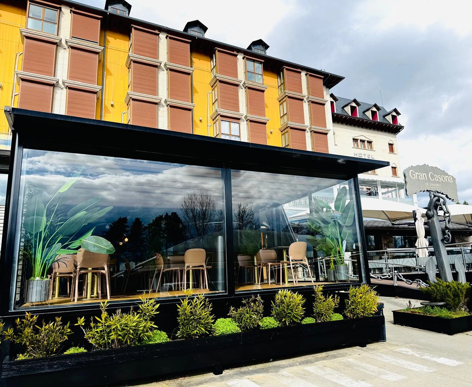 Terraza del restaurante y de la cafetería