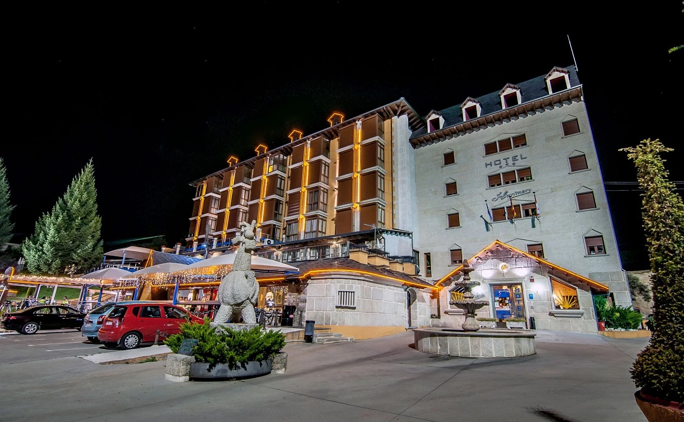 Fachada de noche, Gran Casona de Sanabria