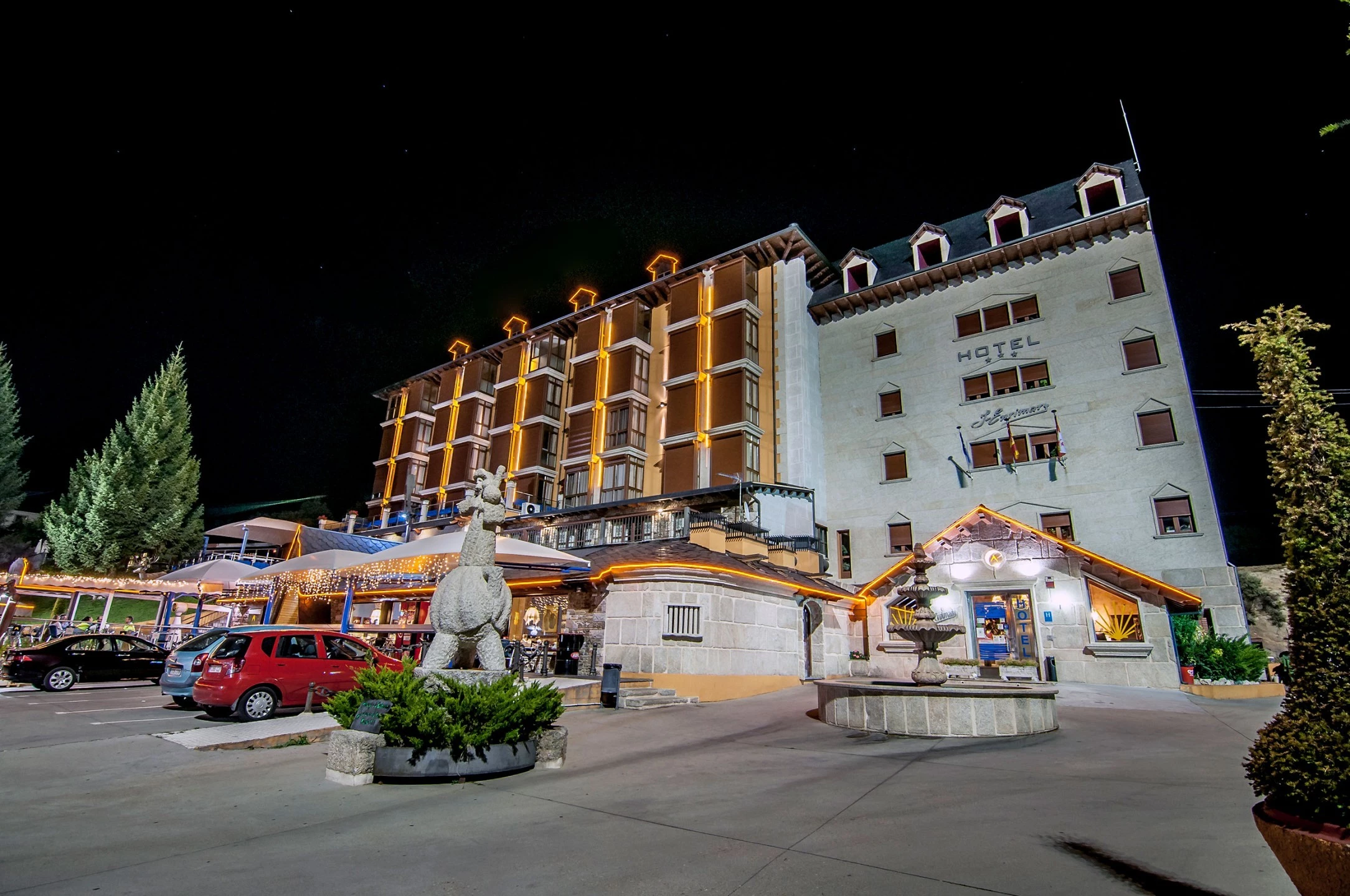 Fachada de noche, Gran Casona de Sanabria