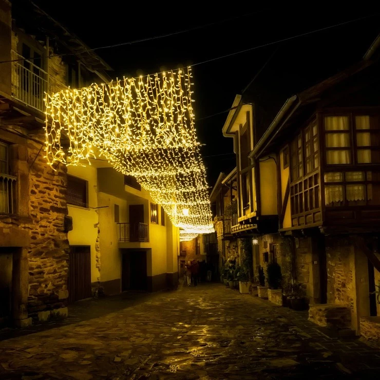 Puebla de Sanabria en Navidad: Iluminación de Ferrero Rocher y planes imperdibles