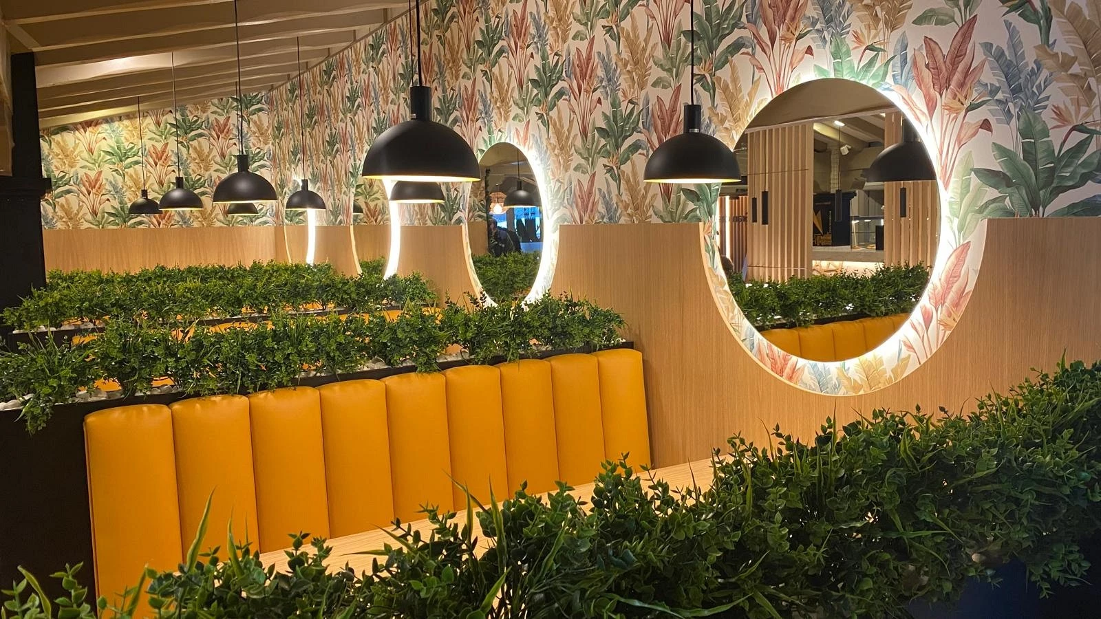 Mesas y decoración del restaurante