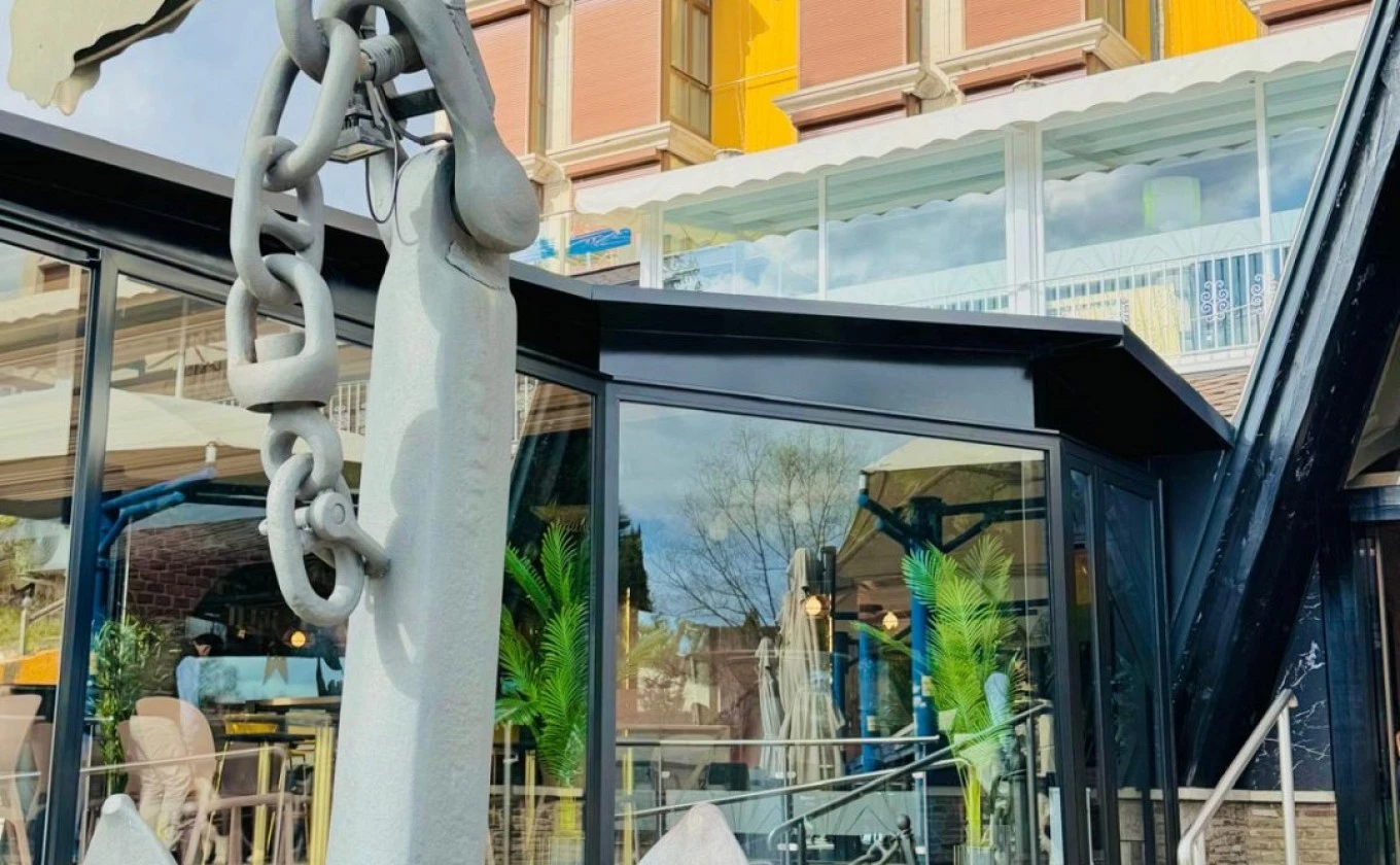 Entrada al restaurante y cafetería