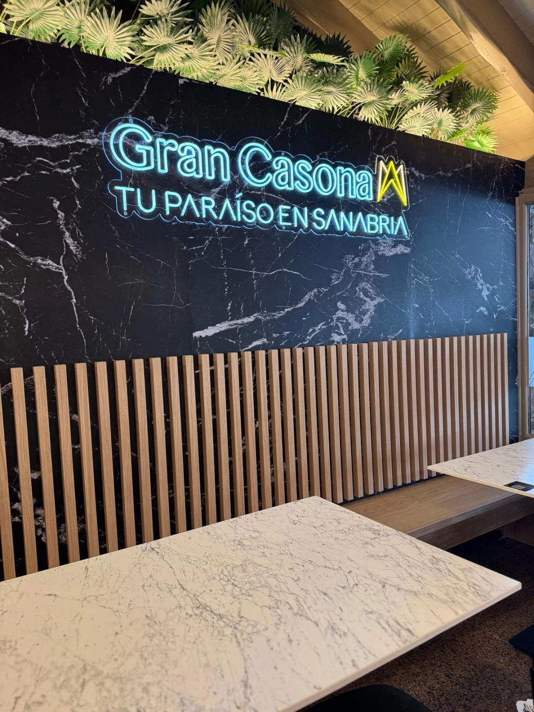 Mesas y decoración de la cafetería