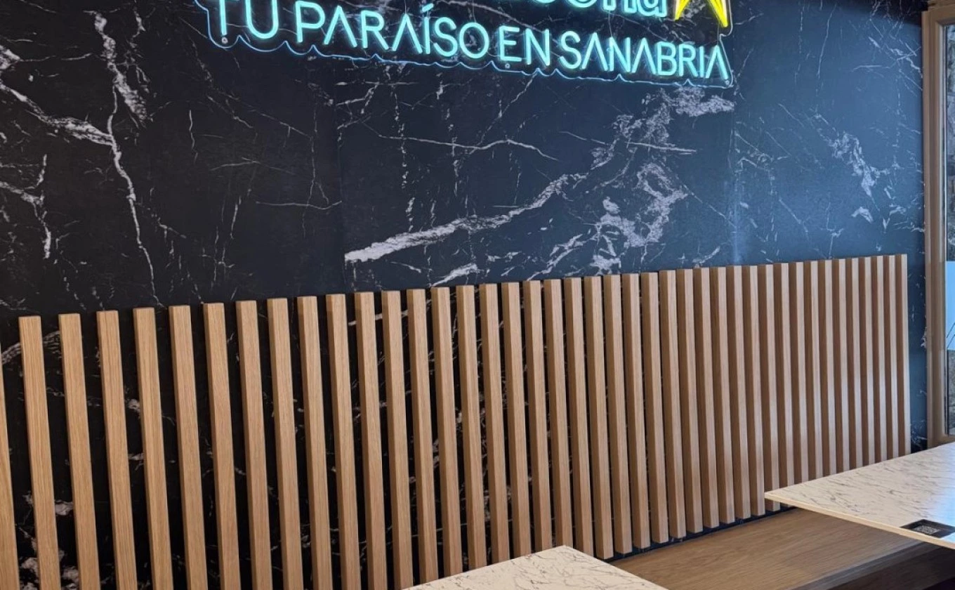 Mesas y decoración de la cafetería
